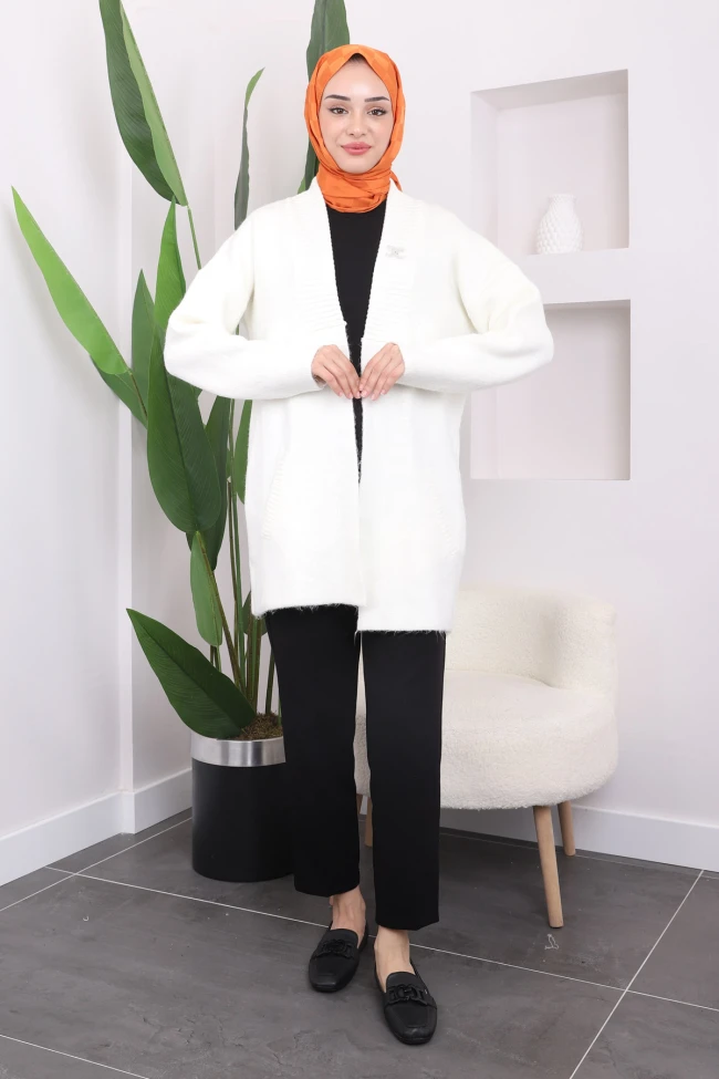 Ekru Broşlu Şardon Triko Hırka