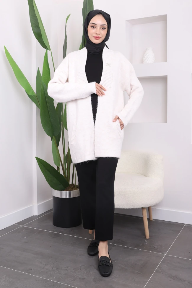 Krem Broşlu Şardon Triko Hırka