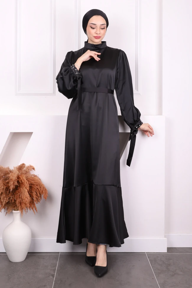 Siyah Taş Detaylı Eteği Volanlı Saten Elbise