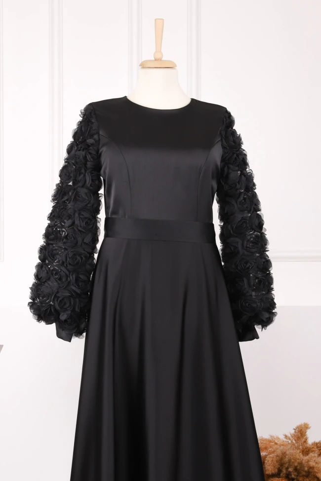 Siyah Gül Detaylı Kuşaklı Saten Abiye