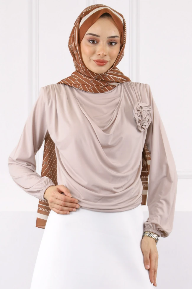 Bej Çiçek Aksesuarlı Sandy Bluz