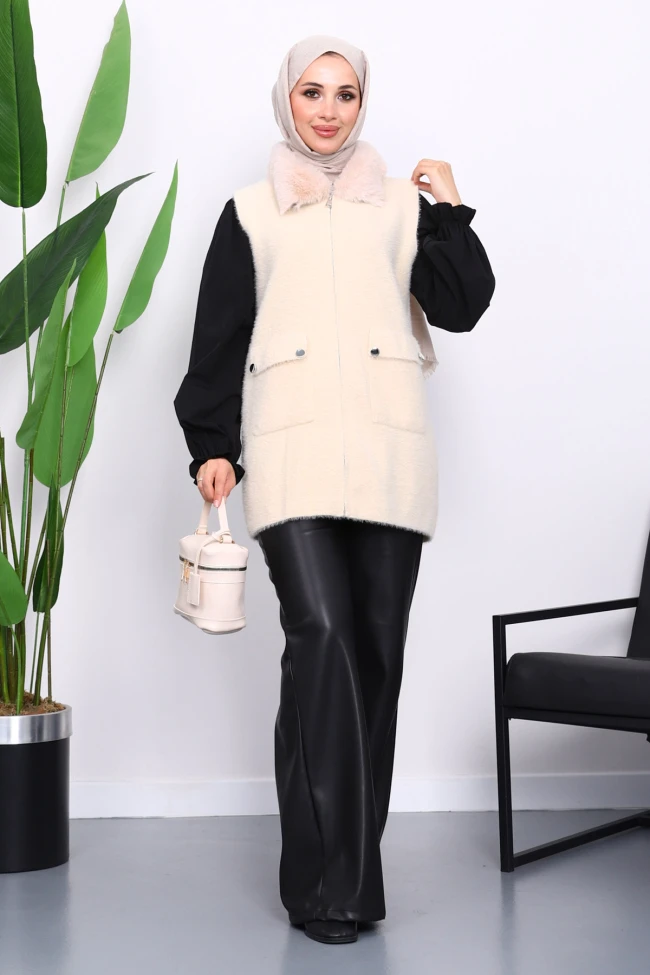 Krem Yaka Kürklü Cepli Triko Yelek