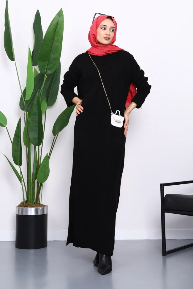 Siyah Bisiklet Yaka Yan Yırtmaçlı Triko Elbise