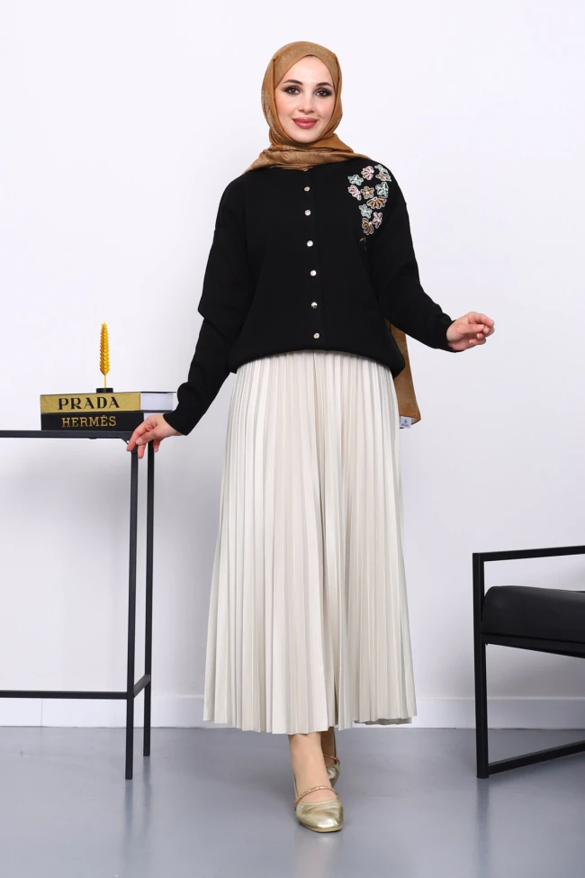 Siyah Nakışlı Düğmeli Triko Hırka