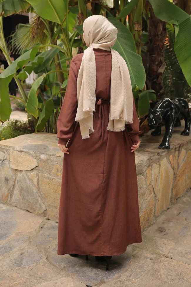 Kahverengi Zincir Kuşaklı Fitilli Uzun Elbise