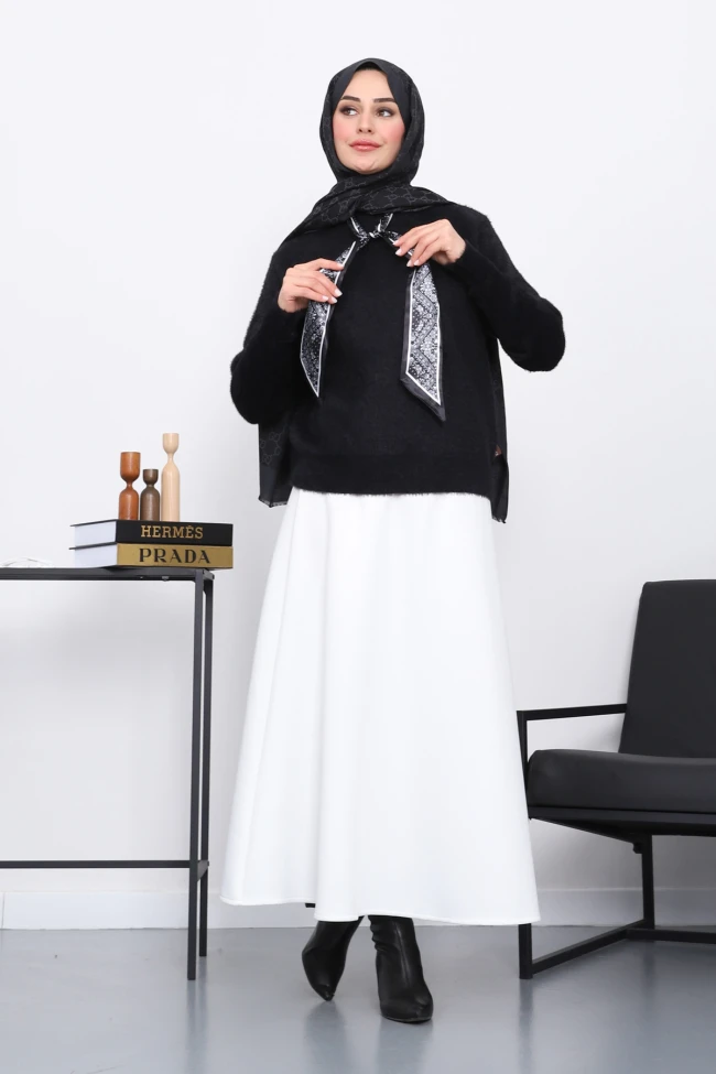 Siyah Fular Detaylı Angora Yumoş Kazak