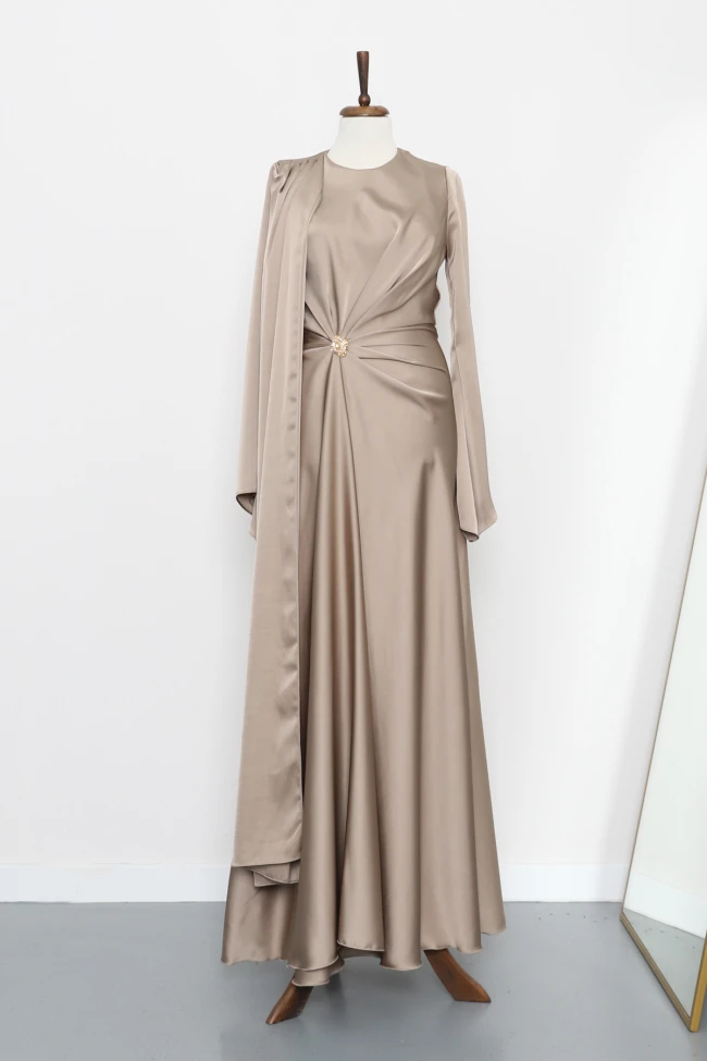 Vizon Önü Pelerinli Drapeli Saten Abiye