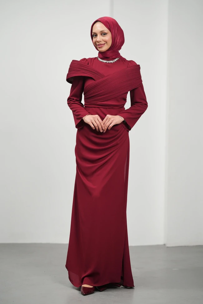 Bordo Yakası Taş Detaylı Omuzu Kat Drapeli Abiye