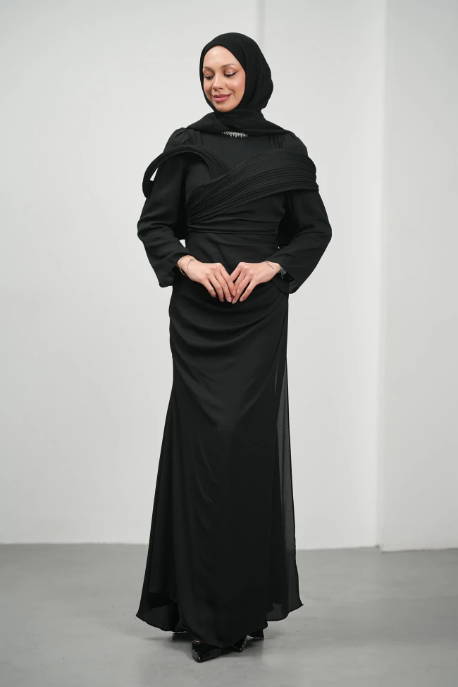 Siyah Yakası Taş Detaylı Omuzu Kat Drapeli Abiye