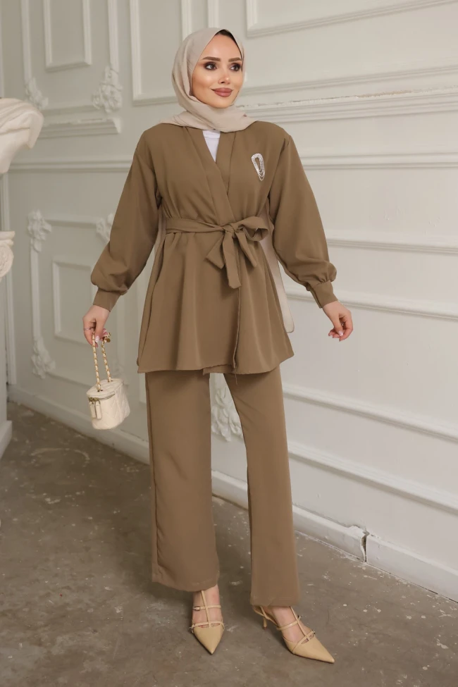 Haki Yaka Bronş Detaylı  Tunik Pantolonlu Takım