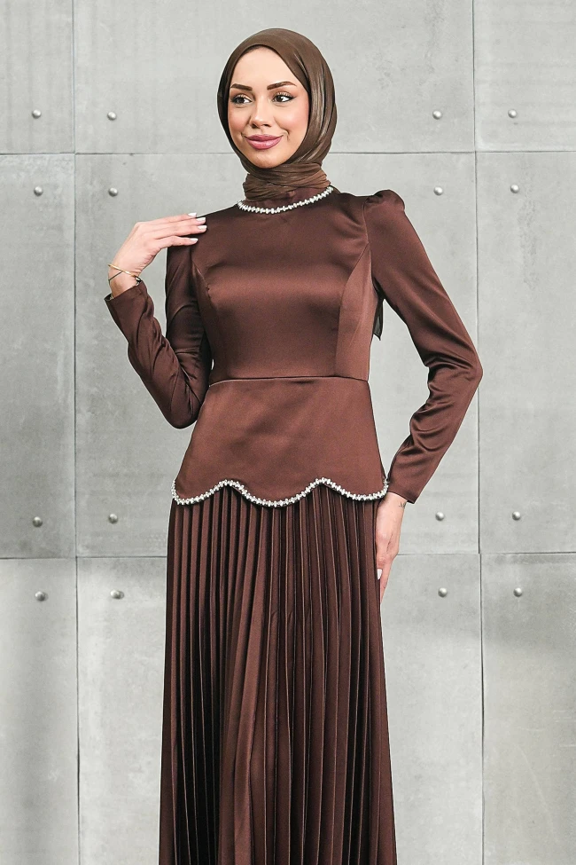 Kahverengi Beli Taş Detaylı Etek Pileli Saten Abiye