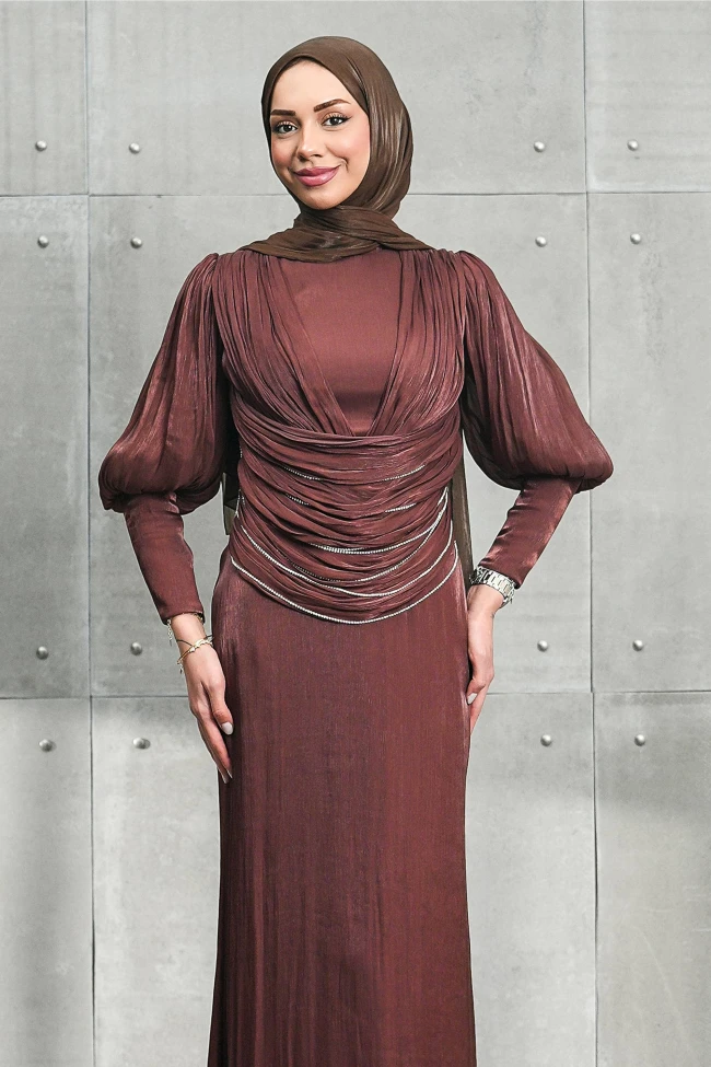 Kahverengi Beli Zincir Detaylı Drapeli Janjan Abiye