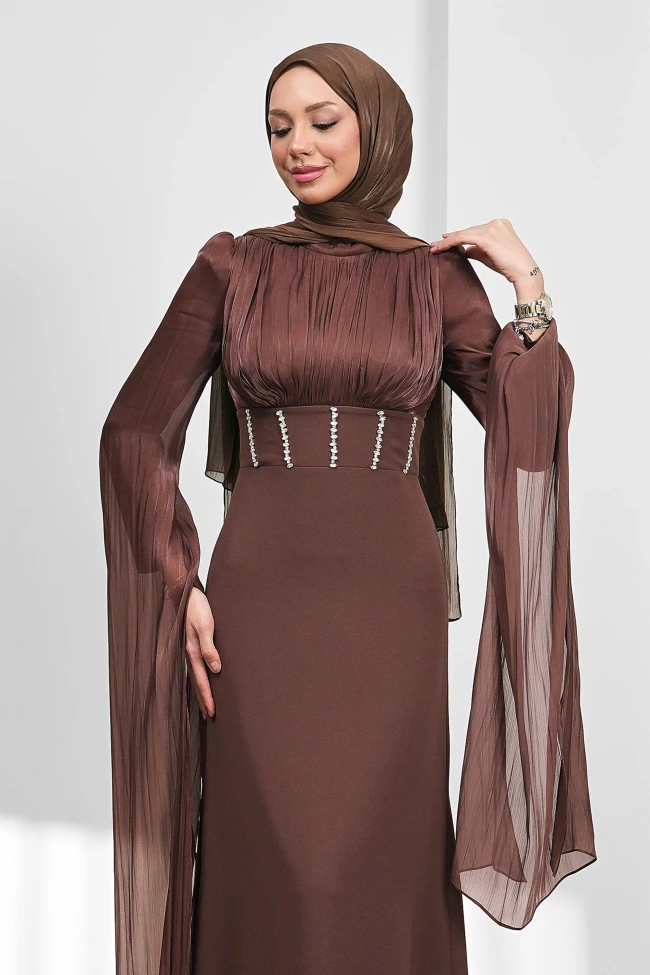 Kahverengi Kol Detaylı Balık Model Taşlı Abiye