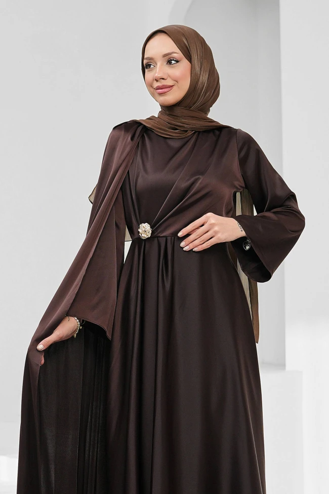 Kahverengi Omuz Şal Detaylı Broşlu Saten Abiye