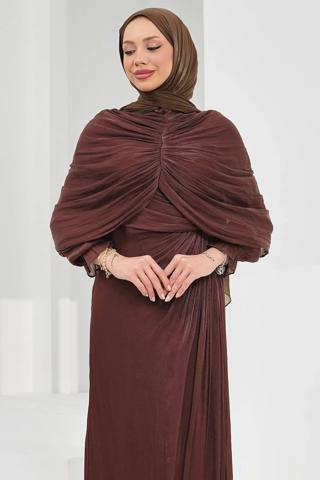 Kahverengi Önü Drapeli Seyyar Pelerinli Abiye