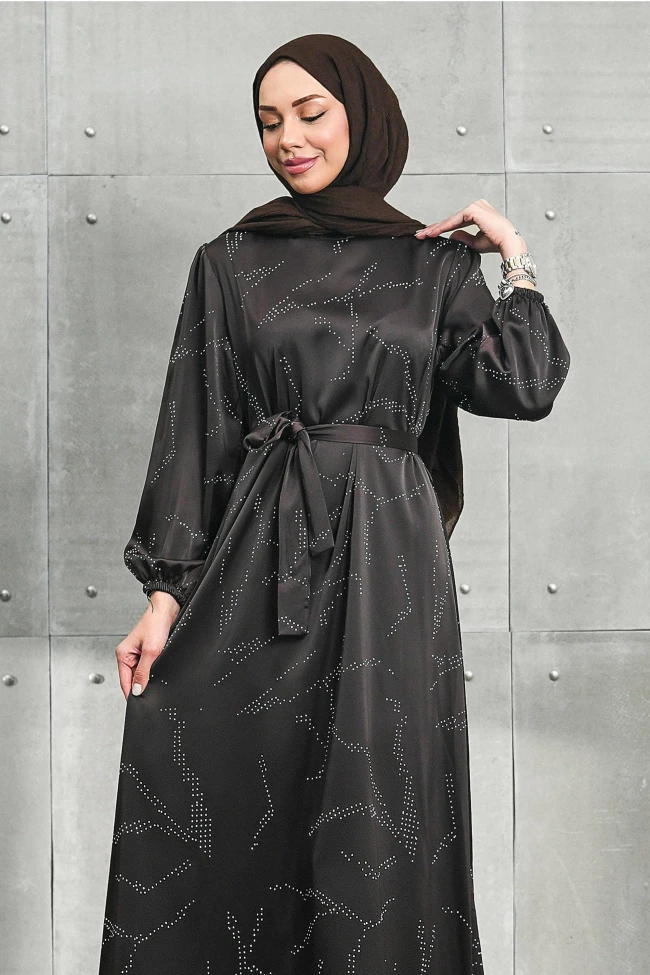 Kahverengi Taşlı Kuşaklı Saten Elbise