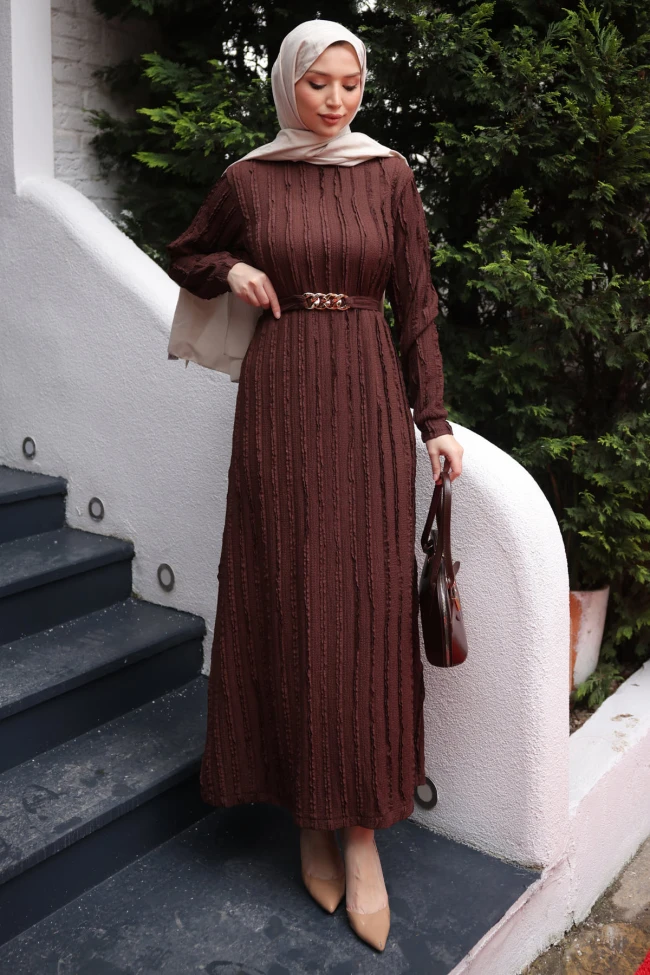 Kahverengi Zincir Kemerli Fırfırlı Gofre Elbise