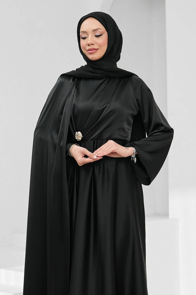 Siyah Omuz Şal Detaylı Broşlu Saten Abiye