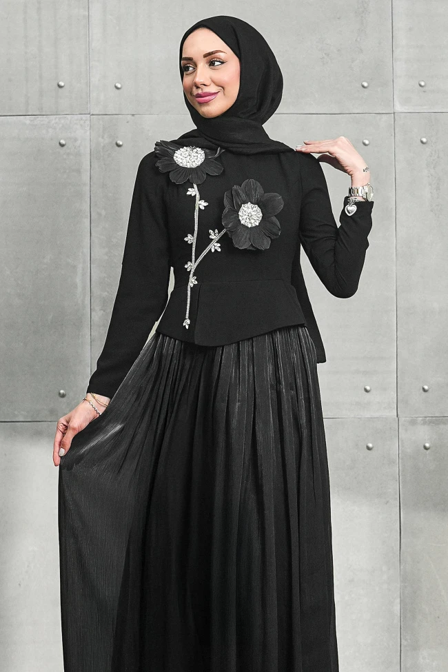 Siyah Papatya Detaylı Eteği Pliseli Taşlı Abiye