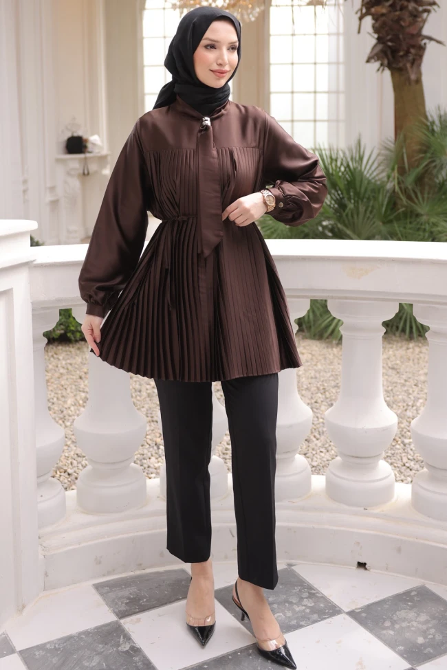 Kahverengi Fular Yakalı Piliseli Saten Tunik