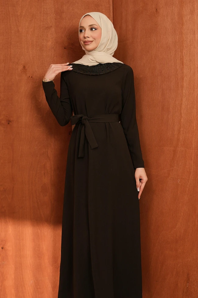 Kahverengi Yaka Güpürlü Kuşaklı Elbise