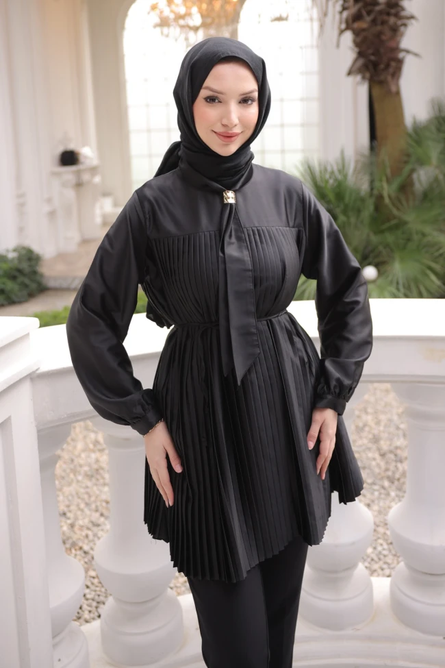 Siyah Fular Yakalı Piliseli Saten Tunik