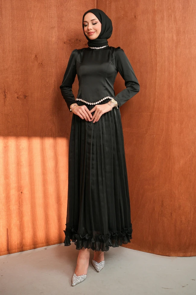 Siyah Taş Detaylı Üstü Saten Piliseli Abiye