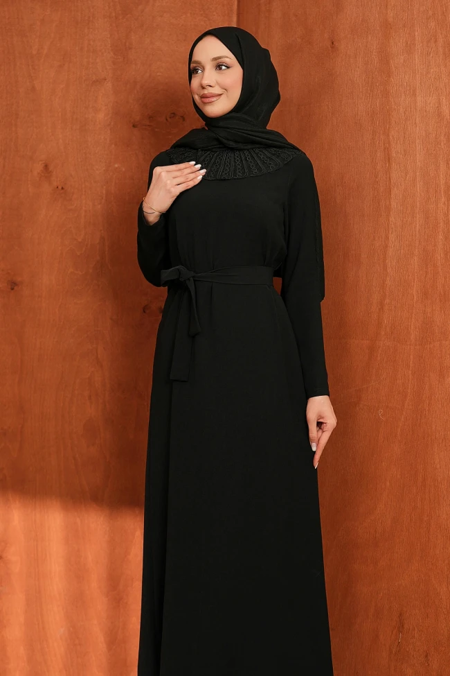 Siyah Yaka Güpürlü Kuşaklı Elbise