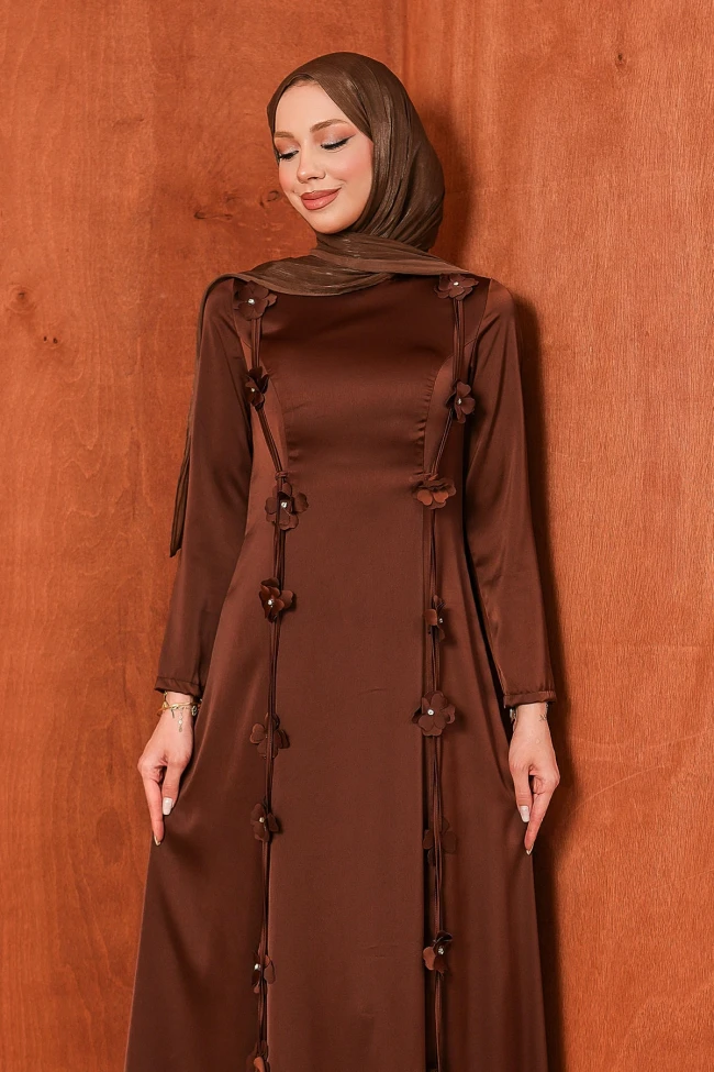 Kahverengi Çiçek Detaylı Saten Abiye