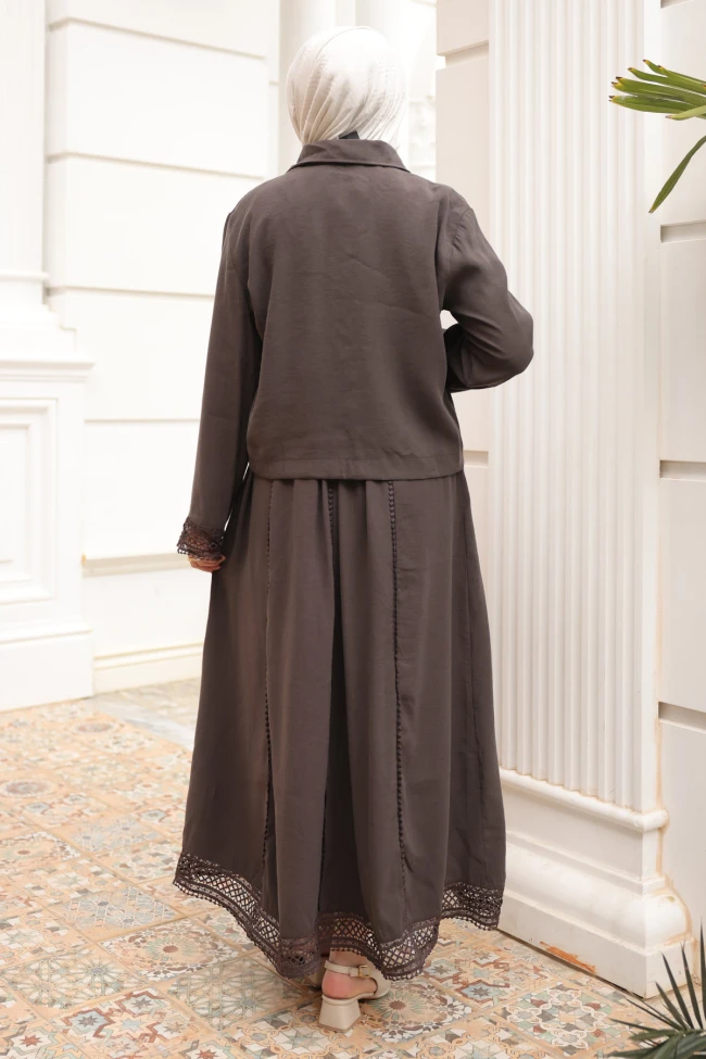 Kahverengi Düğmeli Kolu Dantelli Gömlek Etekli Takım