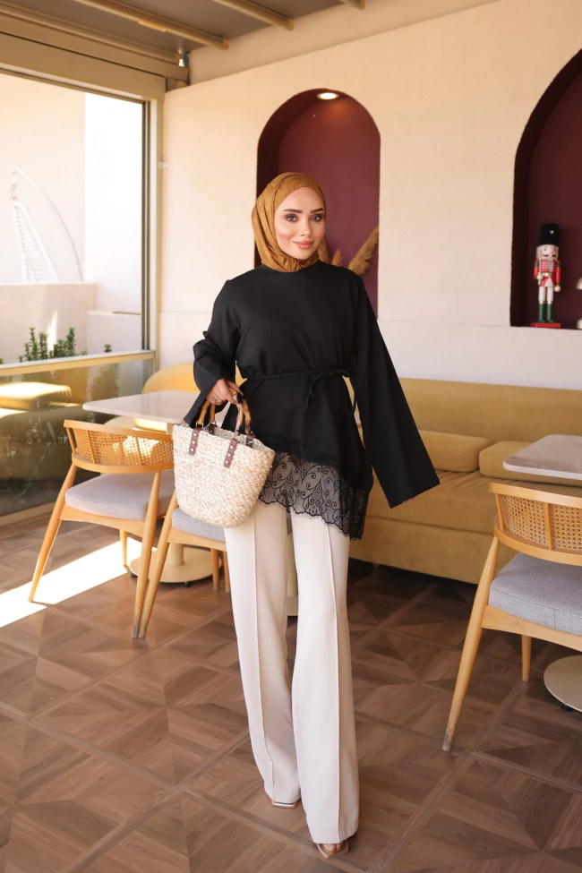 Siyah Eteği Dantel Detaylı Bel Bağlamalı Tunik