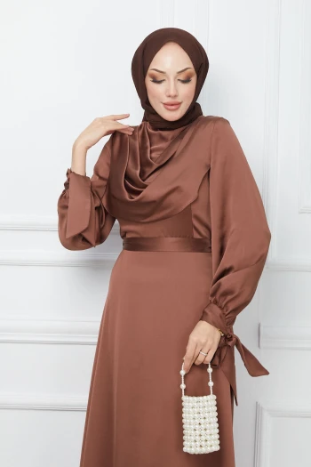 Kahverengi Yaka Detaylı Kol Bağlamalı Saten Abiye