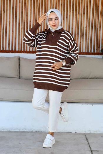 Kahverengi Yaka Fermuarlı Çizgili Triko Kazak