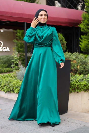 Zümrüt Yeşili Ön Detaylı Saten Abiye