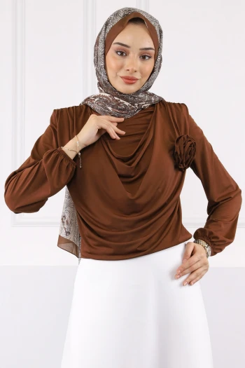 Kahverengi Çiçek Aksesuarlı Sandy Bluz