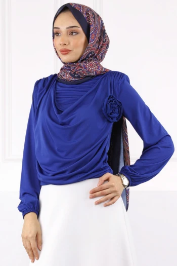 Saks Mavi Çiçek Aksesuarlı Sandy Bluz
