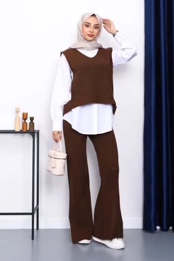 Kahverengi Gömlekli Üçlü Triko Takım