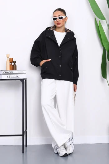 Siyah Kapşonlu Çıtçıt Detaylı Kısa Trençkot