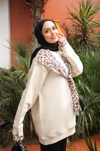 Bej Fular Detaylı İçi Şardonlu Üç İplik Sweatshirt