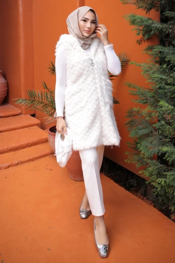 Ekru Kapüşonlu Astarkı Kürk Yelek