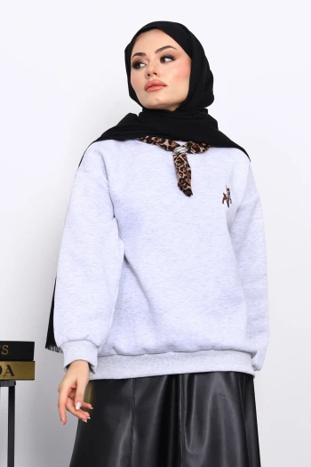 Gri Fular Aksesurlı Ceylan İşlemeli Üç İplik Sweat