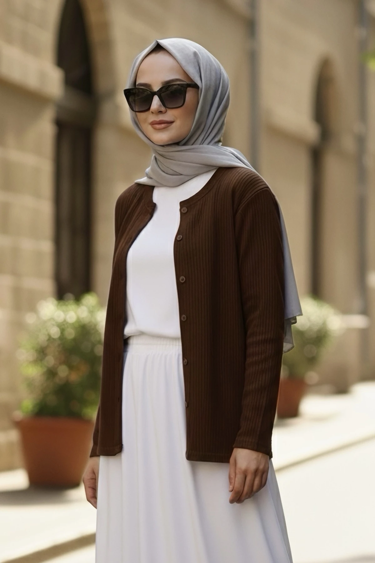 Kahverengi Düğmeli Dokulu Hırka