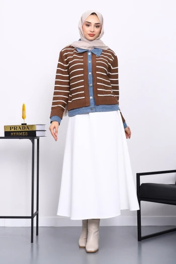 Kahverengi Düğmeli Kot Detaylı Triko Hırka