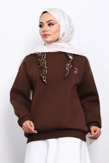 Kahverengi Fular Aksesurlı Ceylan İşlemeli Üç İplik Sweat