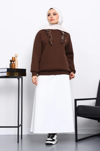 Kahverengi Fular Aksesurlı Ceylan İşlemeli Üç İplik Sweat