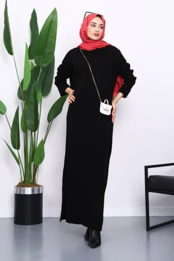 Siyah Bisiklet Yaka Yan Yırtmaçlı Triko Elbise