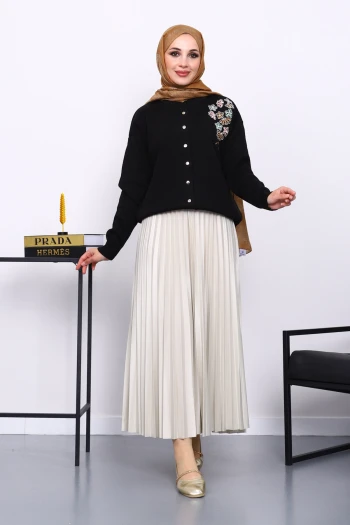 Siyah Nakışlı Düğmeli Triko Hırka