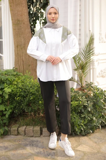 Çağla Garnili Taş Detaylı Gömlek