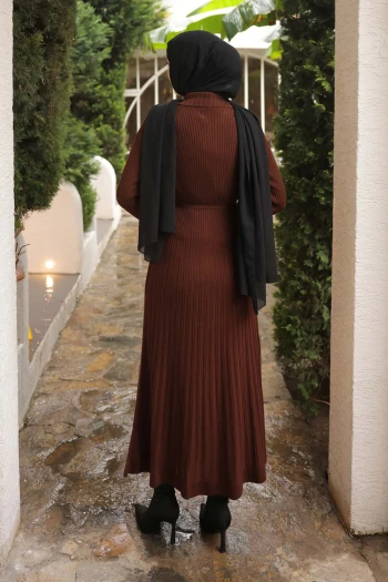 Kahverengi Düğmeli Triko Elbise