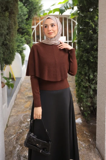 Kahverengi Pelerin Detaylı Fitilli Triko Kazak